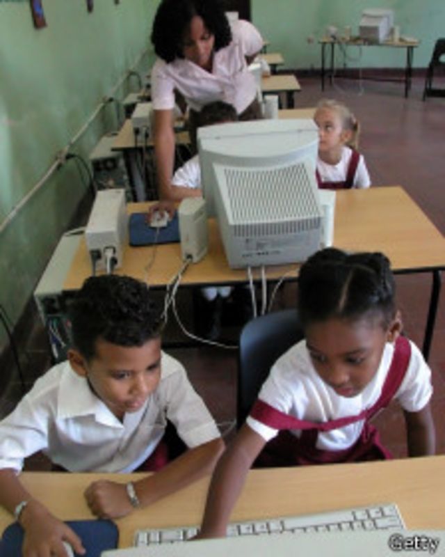 Niños cubanos en clase de computación.
