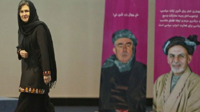 لأول مرة في أفغانستان زوجة الرئيس تتجه إلى الأضواء Bbc News عربي