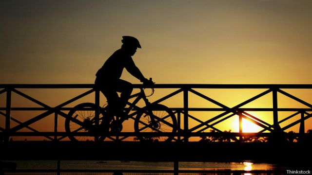 Los ejercicios aeróbicos, como correr o montar bicicleta, ayuda a que las personas se sientan mejor o con más vitalidad.