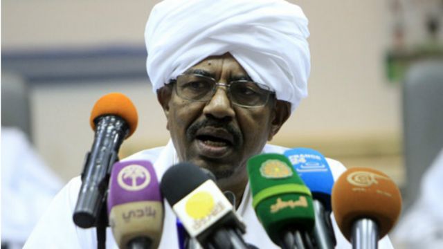 O. Béchir faisaitt l'objet de mandats d'arrêt de la CPI pour crimes de guerre, crimes contre  l'humanité et genocide.