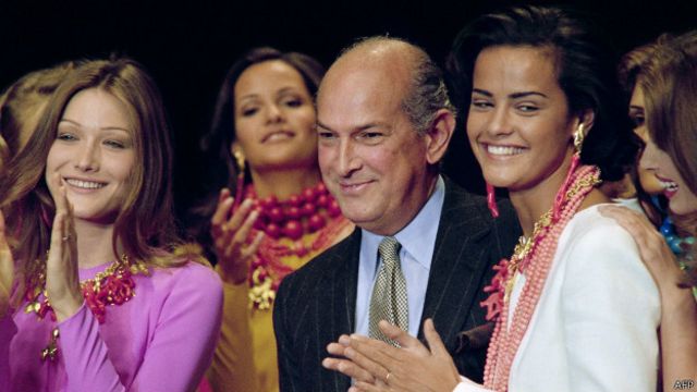 De la Renta en un desfile en París, en 1992