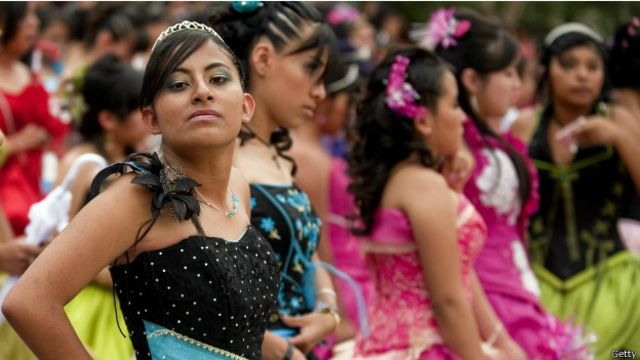 Adolescente se prepara parael baile de quince años en Ciudad de México. Foto: AFP/Getty