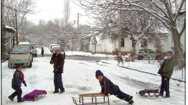 O&#39;zbekiston: sovuqda qolgan saylovchilar - BBC News O&#39;zbek