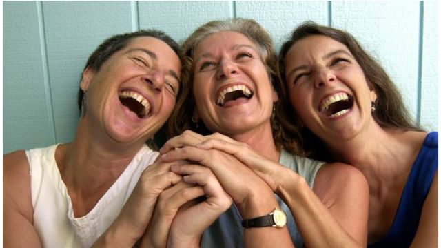Почему люди смеются во сне: причины и значение смеха
