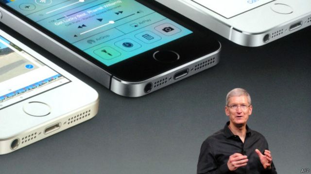 Тим Кук и iPhone