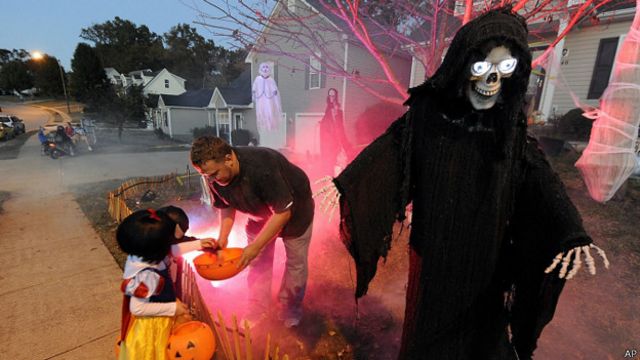 Por qué en . pasan los caramelos de Halloween por máquinas de rayos X?  - BBC News Mundo