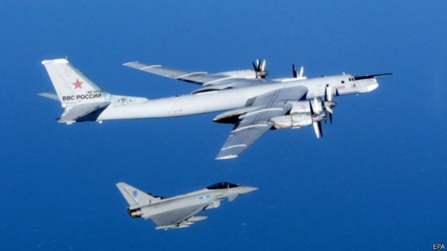 英國皇家空軍「颱風」戰機攔截跟蹤俄羅斯圖-95「熊」式樣戰略轟炸機(資料照片,16/09/2014)