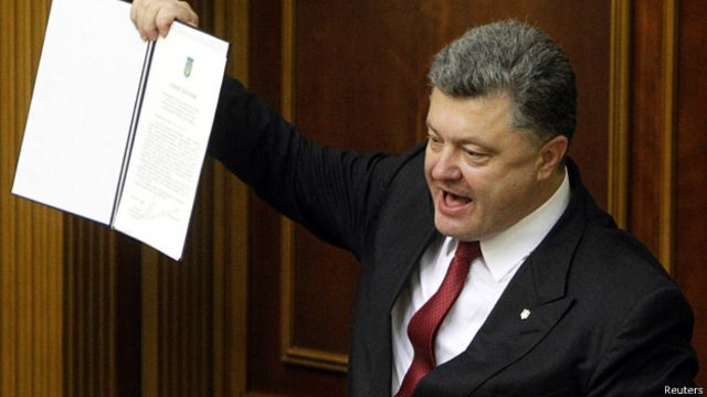 Президент Украины Петр Порошенкл показывает подписанное соглашение об ассоциации с ЕС