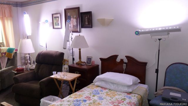 Dormitorio con luz corregida en una residencia para adultos mayores