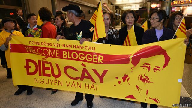 Sự cãi vã về cờ đỏ và cờ vàng không thể kéo dài mãi, vì sự phát triển và tiến bộ của đất nước mới là điều quan trọng nhất. Hãy cùng xem hình ảnh liên quan để thấy rằng sự đoàn kết và yêu nước mới là chìa khóa để đưa Việt Nam vươn lên.