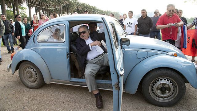 José Mujica em seu carro | Foto: AP