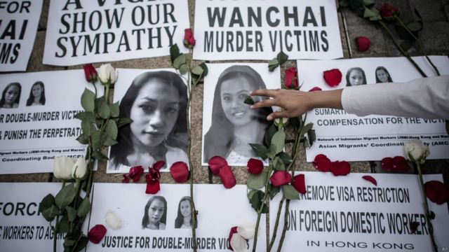 很多人在這兩名受害者的遺照上灑落花瓣，以示悼念。