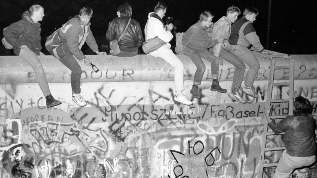 資料圖片。1989年11月9日，東德宣佈開放邊境之後，著名的檢查站查理附近，西德人爬到柏林牆上。