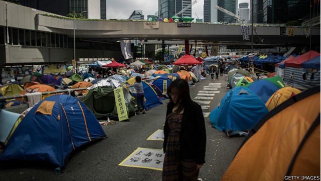 一名女士走過仍被「佔領中環」示威者佔據的香港金鐘夏愨道（10/11/2014）