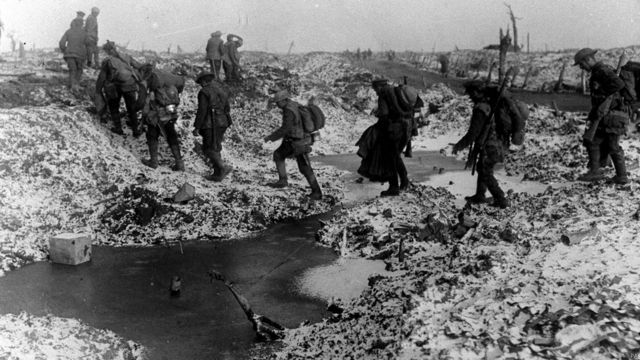 01/01/1916 Press Association  THE SOMME: British soldiers negotiating a shell-cratered, Winter landscape along the River Somme in late 1916 after the close of the Allied offensive. 索姆河戰役中的英國軍隊