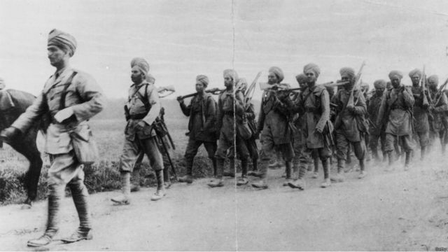 October 1914: Indian infantrymen on the march in France during World War I. 1914年10月剛剛抵達歐洲的印度兵團