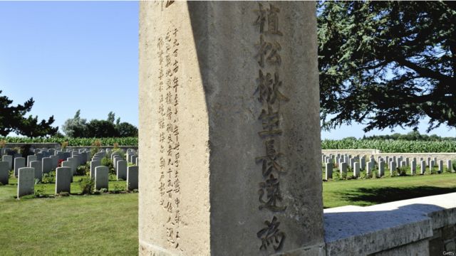 tombs at the Nolette Chinese Cemetery, the burial place of 849 Chinese workers who died during World War I, in Noyelles-sur-Mer, northern France在法國西海岸諾瓦葉市索姆省的海灣裏，有座諾萊特華人墓地