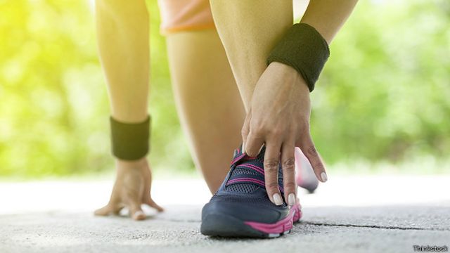 Снижают ли специальные беговые кроссовки риск травмы? - BBC News Русскаяслужба
