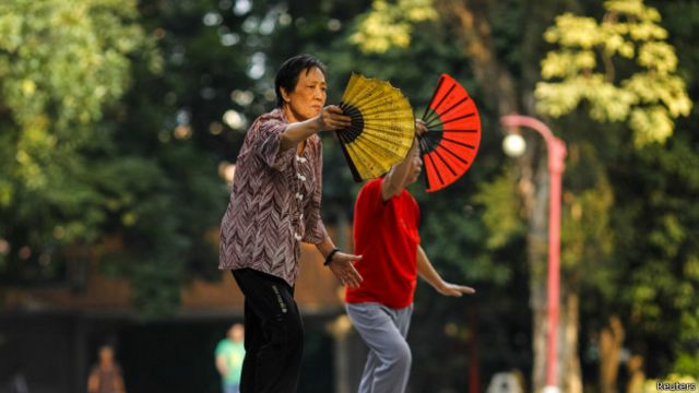 中国妇女打太极