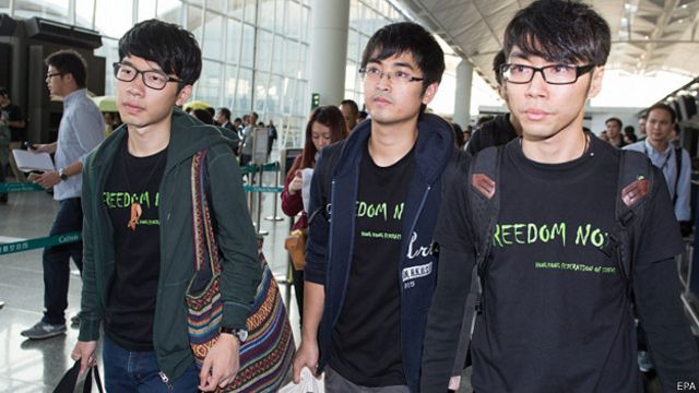 香港學聯代表（從左至右）羅冠聰、周永康與鐘耀華被拒絕登機後離開香港國際機場（15/11/2014）