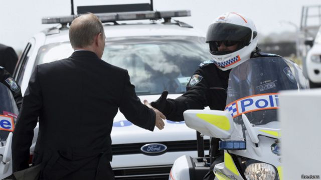 Путин и полицейский