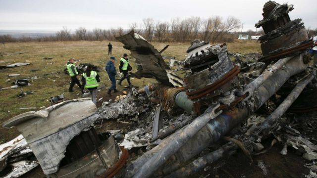 Dutch investigators and an Emergencies Ministry member work at the site where the downed Malaysia Airlines flight MH17 crashed, near the village of Hrabove (Grabovo) in Donetsk region, eastern Ukraine November 16, 2014. 荷蘭清理人員在墜機現場清理殘骸。