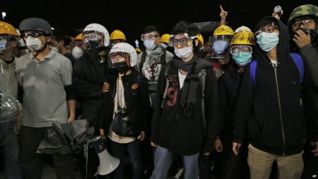 蒙面示威者在香港立法會大樓外聚集(19/11/2014)