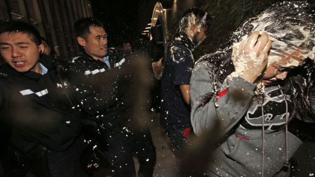 香港立法會大樓外一名示威者（右）被警員噴灑胡椒噴劑（19/11/2014）