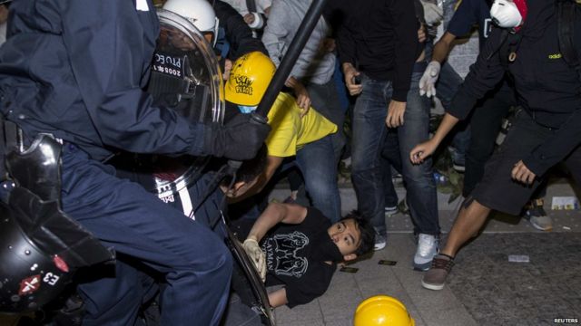香港立法會大樓外一名示威者（中）在警民衝突中跌倒地上（19/11/2014）