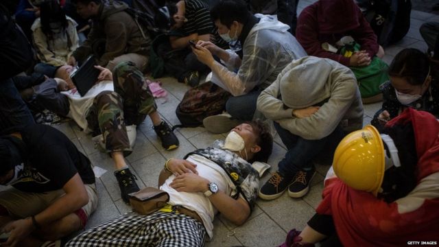 香港立法會大樓外示威者躺臥地上睡覺（19/11/2014）