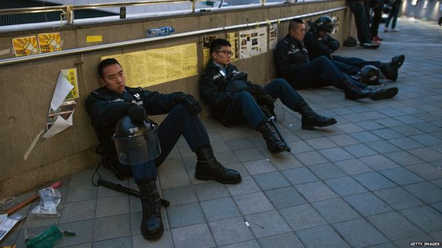 香港立法會大樓外數名警員靠牆坐下休息（19/11/2014）