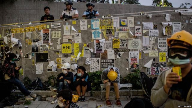 香港立法會大樓外蒙面示威者與警員稍事休息（19/11/2014）