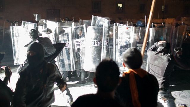 México la polémica por detenidos tras disturbios en marcha por