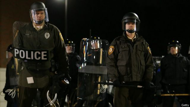 انتقادات لتبرئة الشرطي الذي أردى المراهق الأمريكي مايكل براون قتيلا في فيرغسون Bbc News عربي