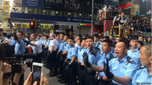 香港警方协助清除旺角占领区障碍物 bbc news 中文