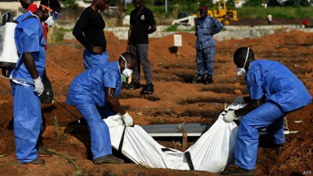 Sierra Leona Sepultureros En Huelga Se Niegan A Enterrar Cuerpos De Muertos Por Ebola Bbc News Mundo Ha sido fuerte en la parte emocional y física, afirma uno de ellos en el cementerio general de santiago. sierra leona sepultureros en huelga se
