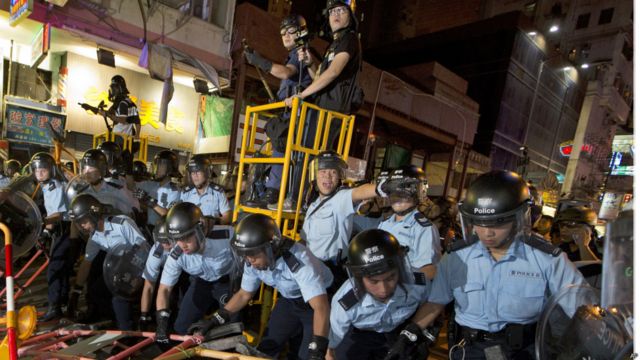 警察在拆除抗議者設置的路障，同時他們也凖備了胡椒水凖備應付抗議者。 