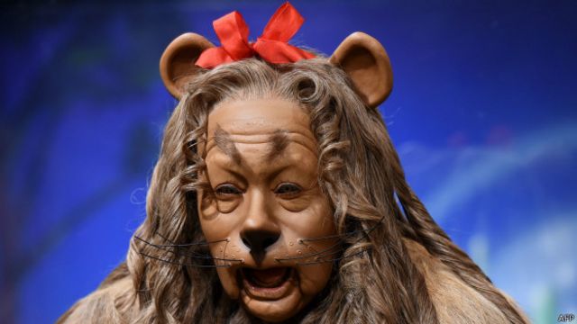 resistirse De confianza mezclador Traje del león del "Mago de Oz" se vende por US$3 millones - BBC News Mundo