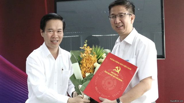 Ông Phạm Đức Hải (bên phải) vốn là cán bộ tuyên giáo của Đảng