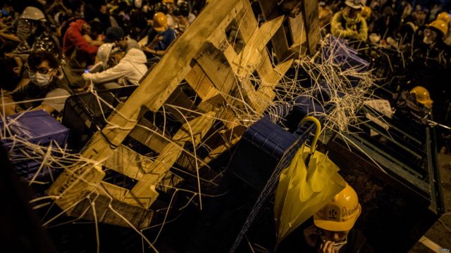 香港特區政府發表聲明，把示威者形容為「暴徒」。