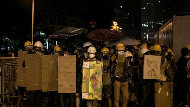 香港警務處高級警司徐偉雄指責示威者向警察扔雞蛋、汽水、麵粉等物品，又使用木板和鐵板等自製盾牌，衝擊警方防線。