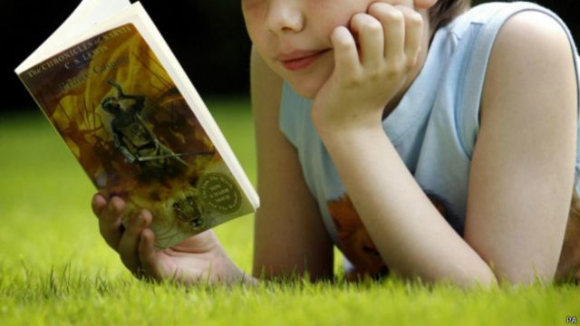 Niña leyendo 