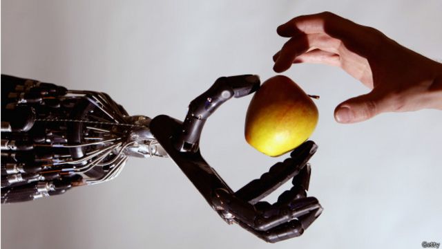 Рука робота, рука человека, яблоко