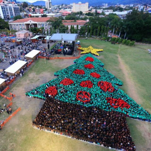 इंसानों का सबसे बड़ा क्रिसमस ट्री BBC News हिंदी