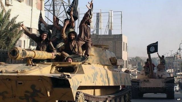 Combatentes do "Estado islâmico" em Raqqa, na Síria, em junho de 2014 | Foto: AP
