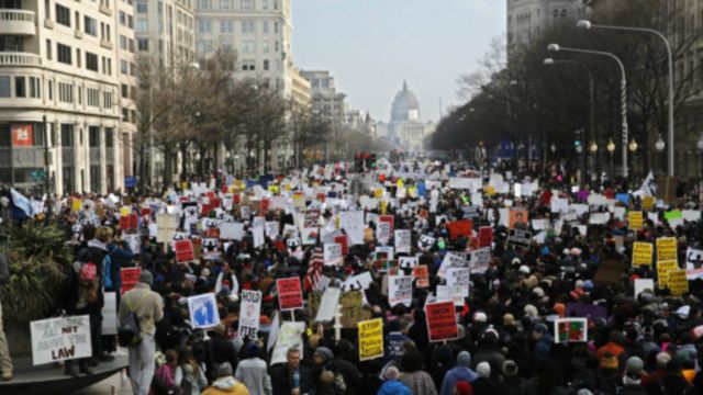 Ribuan orang berjalan dari Freedom Plaza ke gedung parlemen AS yang berjarak sekitar 2 kilometer.