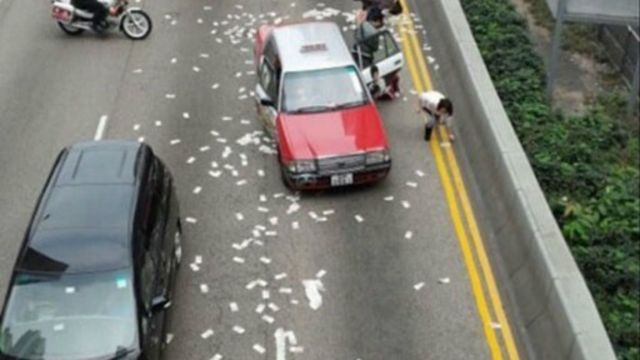 香港聖誕夜下午發生運鈔車跌落一千多萬元港幣的跌錢事件,導致路人瘋狂搶拾,被人戲稱為「聖誕橫財」。