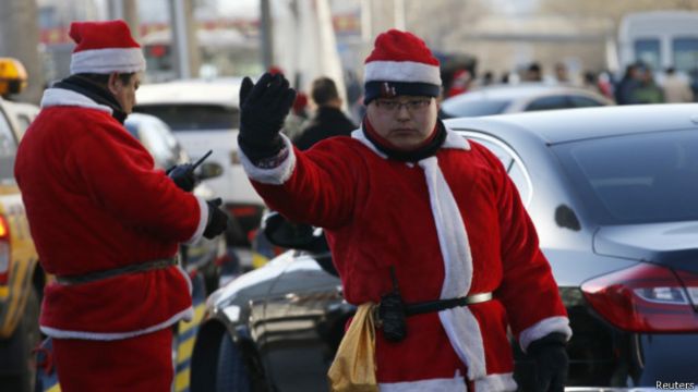 「聖誕老人」指揮交通