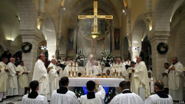 神職人員參與伯利恆聖誕教堂的子夜彌撒（25/12/2014）