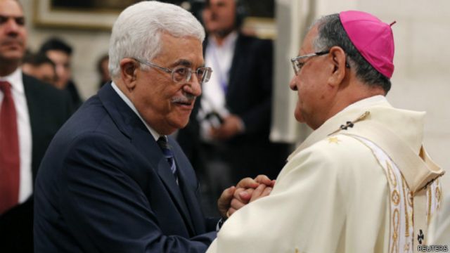 巴勒斯坦自治當局主席阿巴斯與特瓦爾宗主教握手（25/12/2014）